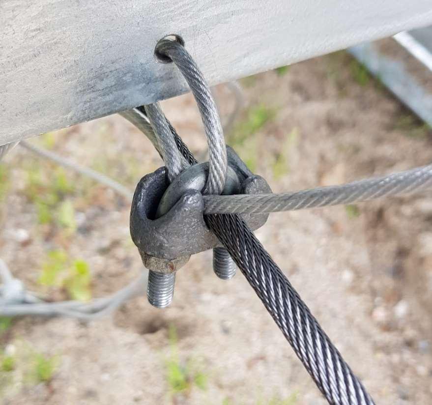 2. Stålvajer profilen under det nedersta steget finns ett hål.