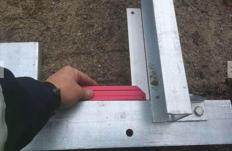 Montage av räls Det är oftast enklast att arbeta nerifrån och upp då arbetet i vatten är besvärligast och rälsen blir tynger att hantera allteftersom den monteras.