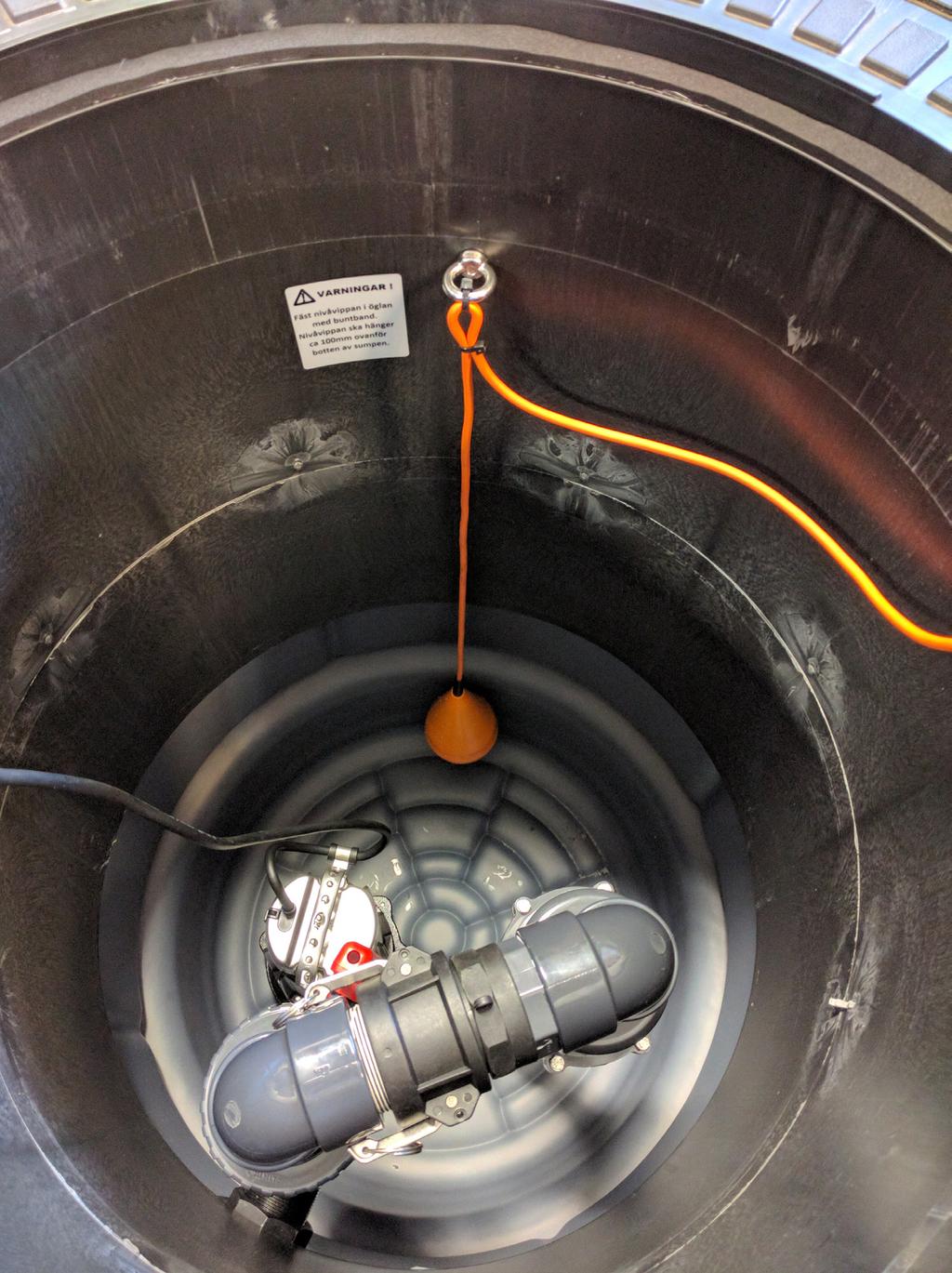 5. UPPHÄNGNING AV VIPPA I PUMPSTATION FÖR HÖGNIVÅ LARMSIGNAL Gör en ögla i kabeln till vippan och fäste i den medlevererade rostfri öglan i pumpstationen.