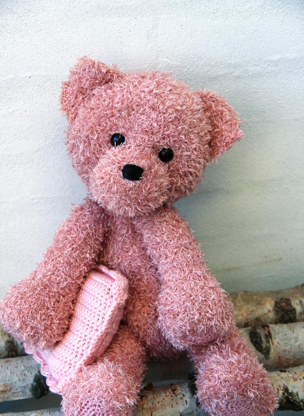 MATERIAL: TEDDY 300 g Go Handmade Couture garn 25 g Go Handmade Soft garn (dubbelt garn) FILT & KUDDE 125 g Go Handmade Soft garn (dubbelt garn) Broderigarn 2 ögon 14 mm Fyllnadsvadd Virknål 3,0-4,0