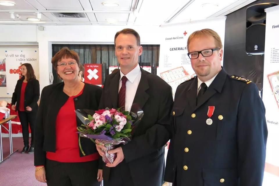 Uppvaktningar I juni uppvaktade VL, ordförande, Jan Lindgrén, Sol-Britt Blomqvist och Johan Jansson Vårdö FBK med det nyinrättade priset Brandkårens Oscar som kåren var första mottagare av.