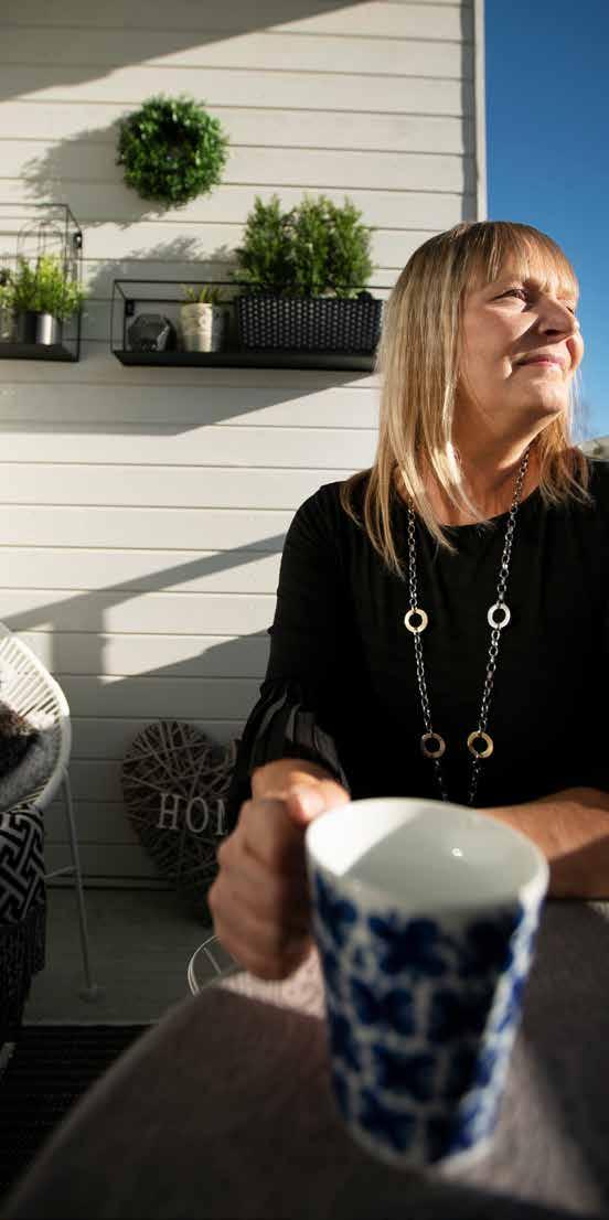 Att flytta och byta plats på saker, byta soffklädsel och kuddöverdrag kan ge lägenheten eller rummet en helt ny känsla utan att det kostar så mycket. Häng gardiner och tavlor högt för att få mer rymd.