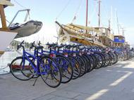 Våra uthyrningscyklar Cyklarna är av hög standard, stadiga 21-växlade cyklar med handbroms, samt hjälm om ni önskar hjälm. Cyklarna är utrustade med pakethållare och flaskhållare.
