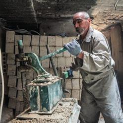I dag driver han sin egen cementverkstad, tack vare en stark inre vilja och UNHCR:s stöd till småföretag i Syrien. Med inkomsten från verkstaden kan han ta hand om sina barn och barnbarn.