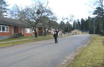 Bebyggelseområden Tomterna ligger i ett bostadsområde med villor och radhus. Vy österifrån vid arallellvägen.