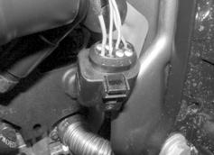 Ta bort tätningsstopp (Kammare ) Gul kabel 8-poligt kontaktstycke till värmaren Styrning av värmare 4 Webasto VW Passat Climatronic i 0 5 VWU ge HG X
