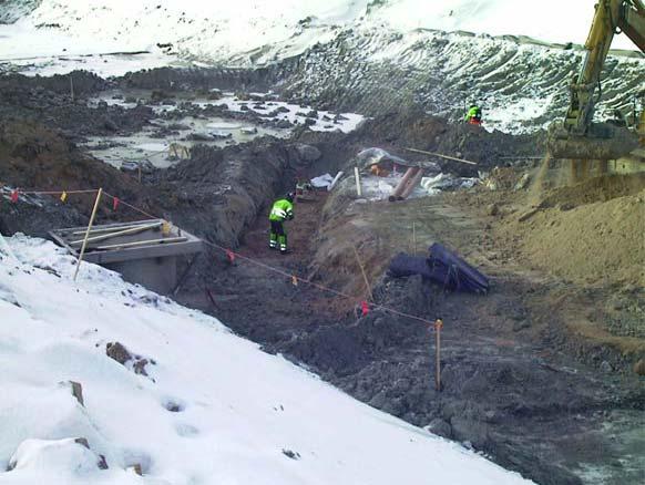 Ovanpå geotextilen fylls med sand, vilket kan ses till höger i bilden.