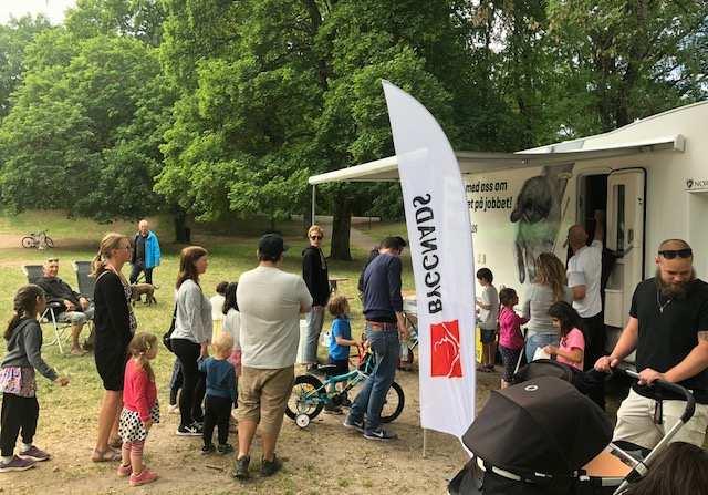 Bussgrabbarna dukade upp grillen och bjöd på grillkorv.