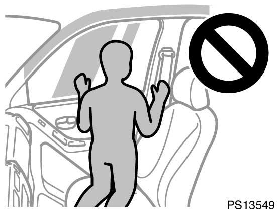 Var extra försiktig om småbarn finns i bilen. Låt inte någon stå på knä på passagerarsätet i riktning mot passagerardörren.
