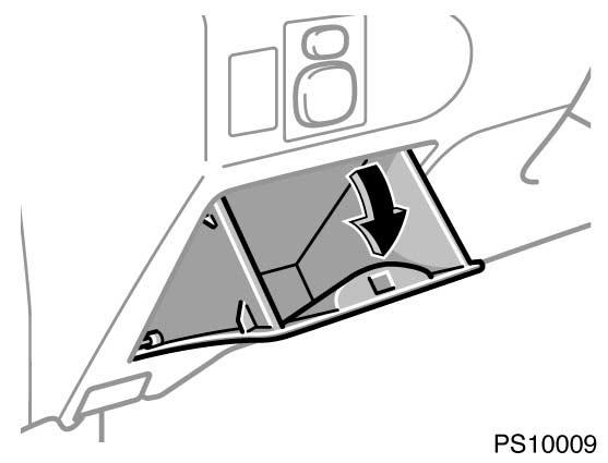 Typ A (instrumentpanel) PS10009 Typ B (instrumentpanel) Öppna förvaringsfacken som bilderna visar.
