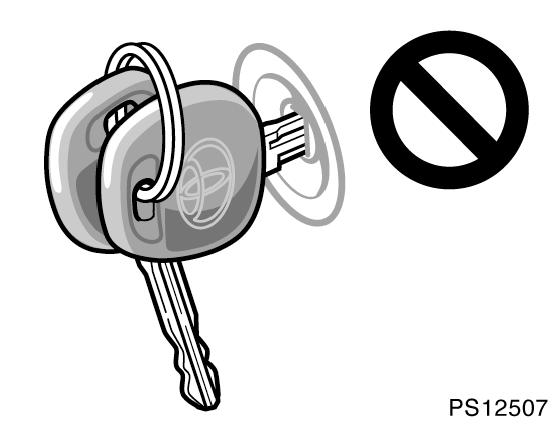 När du startar motorn får inte nyckeln komma i kontakt med någon annan nyckel med transponder (inklusive nycklar till andra bilar) och tryck aldrig en annan nyckel mot nyckelgreppet.