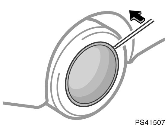 I EN NÖDSITUATION 267 Tag bort hjulsidan (stålfälgar) Lossa hjulmuttrarna PS41507 PS41508 3. Tag bort hjulsidan. Bänd loss hjulsidan med hjulmutternyckelns mejselände, som bilden visar.