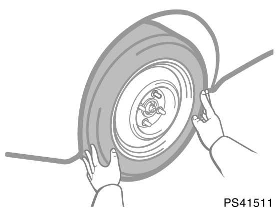 I EN NÖDSITUATION 269 Hjulbyte PS41511 PS41512 7. Ta bort hjulmuttrarna och byt hjul. Lyft av det punkterade hjulet och lägg det åt sidan.