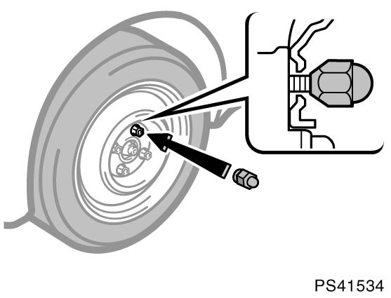 270 I EN NÖDSITUATION Åtdragning av hjulmuttrarna Sänk ned bilen PS41534 PS41514 8. Sätt tillbaka alla hjulmuttrarna för hand.