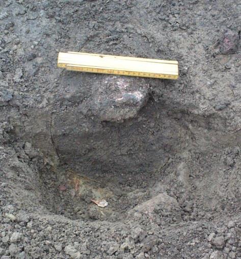 Detta är en indikation på att stolphålet sannolikt varit stenskott. A4 STOLPHÅL Även A4 låg i den nordöstra delen av schaktet, ca 1,5 meter sydost om A3.