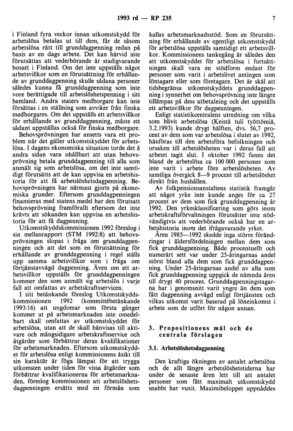 1993 rd - RP 235 7 i Finland fyra veckor innan utkomstskydd för arbetslösa betalas ut till dem, får de såsom arbetslösa rätt till grunddagpenning redan på basis av en dags arbete.