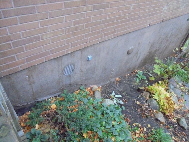 Den del av huset som ej har källare står på en gjuten sockel. Ställvis observerades beck på sockeln. Beck funderar som yttre vattenisolering.