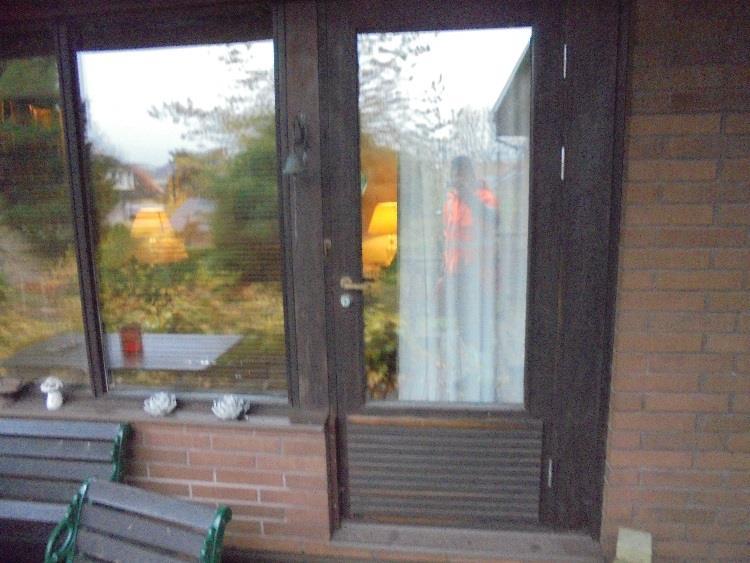 ställvis. Dörrar: Ytterdörrar av trä. Normalt ytslitage observerades.