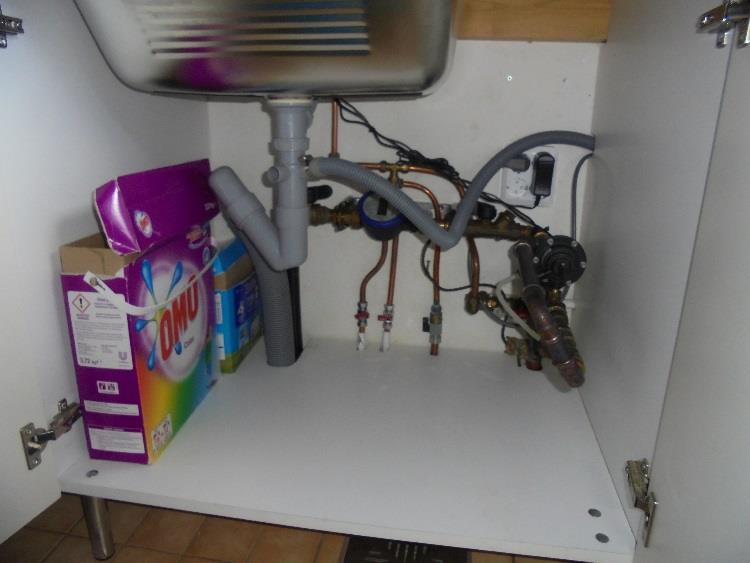Rapport nr.: Å328 Sid: 27 / 41 2.6 Vatten, avlopp, värme och ventilation VVS-system: Bruksvatten: Inkommande huvudvattenledning av plast.