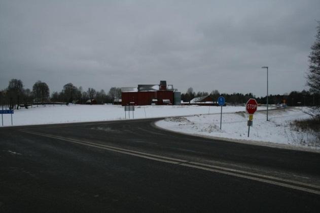 Byggtrafiken står på GC- banor, i vägbanan osv vilket skapar oro när eleverna cyklar in mot Lillköping. (7) Övergångstället vid nya seniorboendet på Ängvägen är obehagligt.