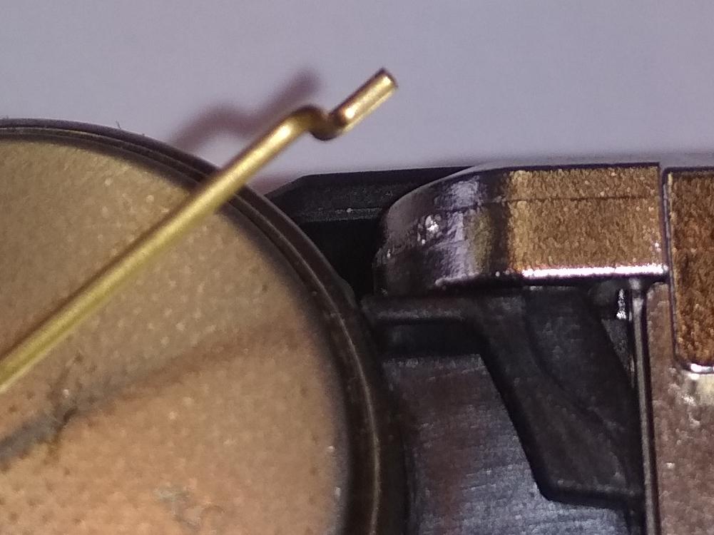 10 Batteribyte 41 / 52 OBS Förlust av batteriklämman Batteriklämman är isatt. När båda ändarna av klämman skjuts in samtidigt och kan lossas ur hållaren kan batteriklämman falla ut. 1.