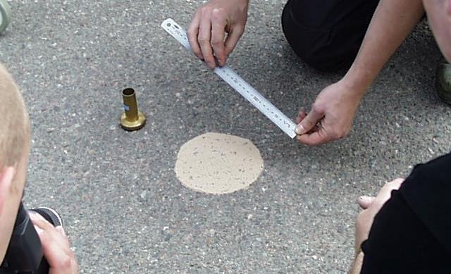 3.3. Texturmätning med Sand Patch-metoden Den mätning av medeltexturdjup med hjälp av Sand Patch-metoden, SS-EN 13036-1 [3], som utförts på ett objekt (Nödinge Nol, ABb 22) visar att