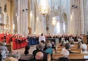 Under ett år firar vi många gudstjänster med olika teman. På juldagen firar vi Jesu födelse och på Påskdagen Jesu uppståndelse.