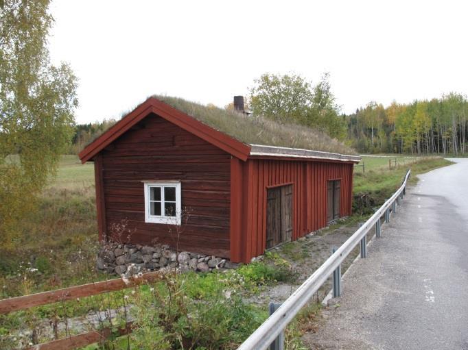 Längst ner lades en panelbräda som skjuter ut något och vilket gjorde att nävern när den sedan lades inte ligger mot takfotsbrädan.