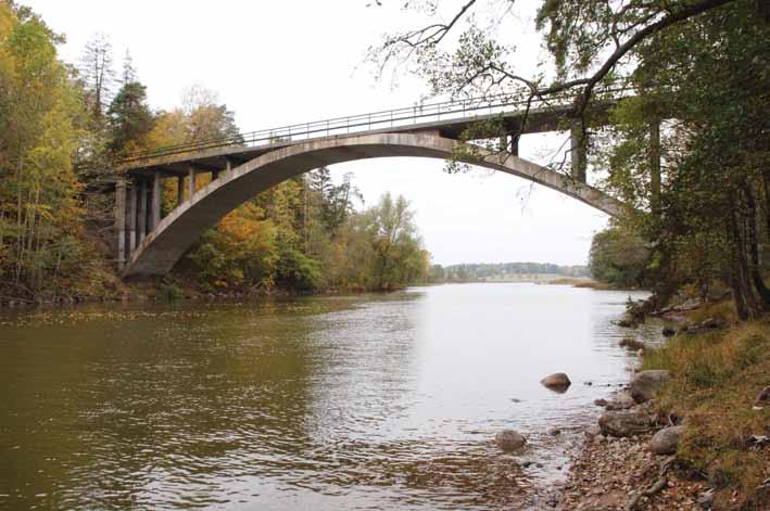 E 138 Bro över Motala ström NV Norsholm Bågbron över Motala ström ligger på en naturskön plats och är idag sannolikt landets äldsta bro av denna typ.