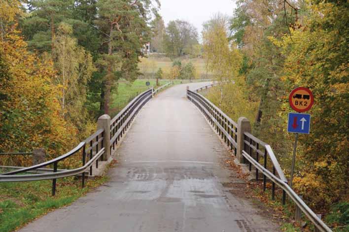 Trafikanterna möter bron via korta nedförsbackar och svaga kurvor från båda håll men man kan endast med svårighet få en skymt av det imponerande bärverket.