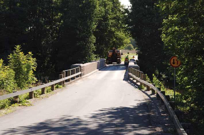 Vägbeläggningsarbete pågår. Den nyrenoverade bron ger ett grovt och nästan fortifikatoriskt intryck som minner om den tid under första världskriget då bron uppfördes.