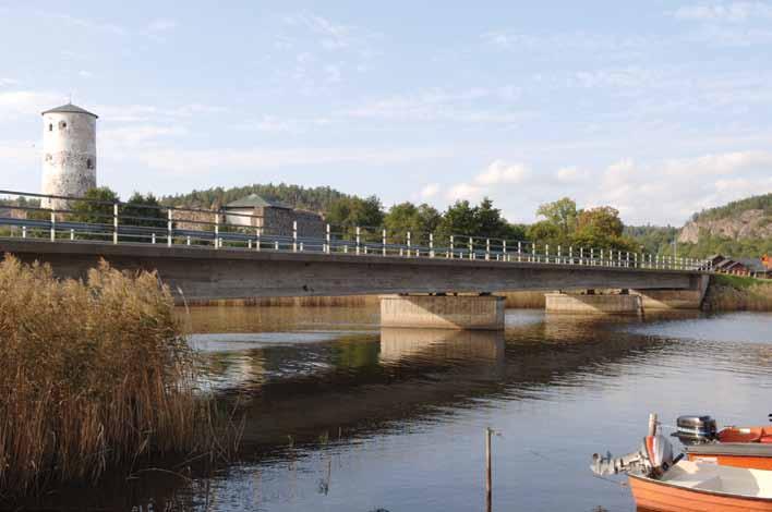 E 121 Bro över Slätbaken, södra bron, vid Stegeborgs ruin Stram, strikt och uttalat modernistisk. Bron över Slätbaken är idag sannolikt landets äldsta spännarmerade betongbro.