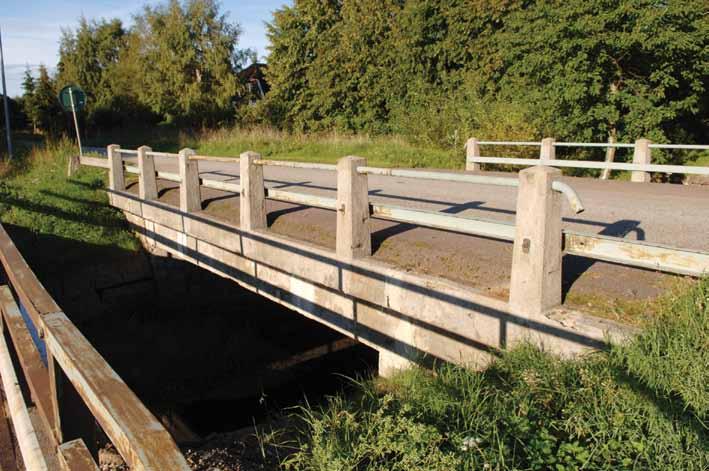 E 654 Bro över Markbäcken vid Orrnäs Tidstypiska betonggardister med gasrörsföljare och navföljare av U-balk kröner fortfarande bron över Markbäcken.