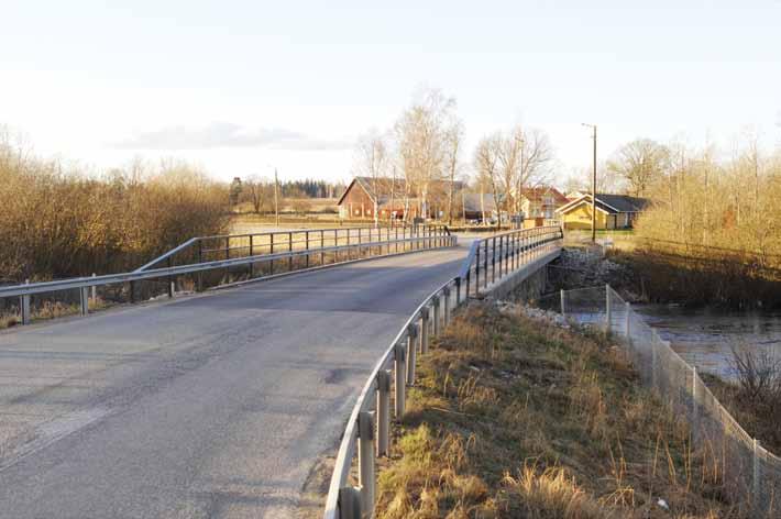 Få av dagens trafikanter anar nog att det är en ca 150 år gammal bro man passerar.