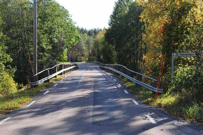 Endast de grova stengardisterna och den oregelbundna toppföljaren avslöjar för trafikanterna att det finns en äldre bro på platsen.