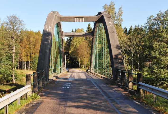 Trafikanterna möts av de kraftiga bågarna, transversalerna och det ursprungliga räcket. Vore det inte för den moderna galvaniserade navföljaren kunde bilden vara tagen för 70 år sedan.