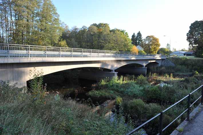 G 126 Bro över Lagan 0,8 km OSO Berga kyrka Behagfullt voutade balkar som med elegans övebryggar Lagan i tre språng en bro med viss stadsbrokaraktär.