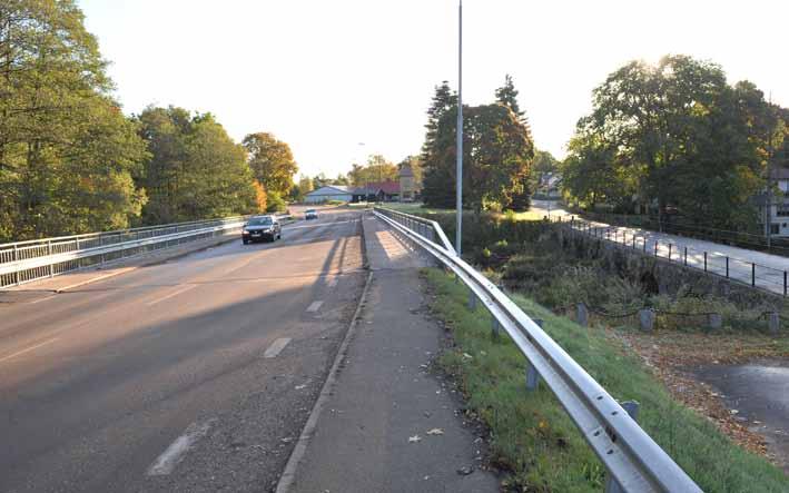 Trots långsträckt kurva över bron har trafikanterna små möjligheter att betrakta bärverket innan överfart. Den gamla stenvalvbron syns dock utmärkt.