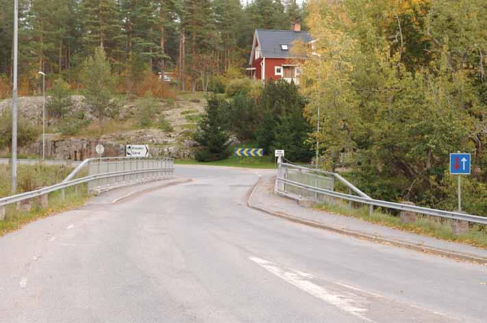Bron är tämligen smal med gångbanor på båda sidor av brobanan. Vägsträckningen över bron i S-kurva ger dock goda förutsättningar för trafikanterna att se bron innan överfart.