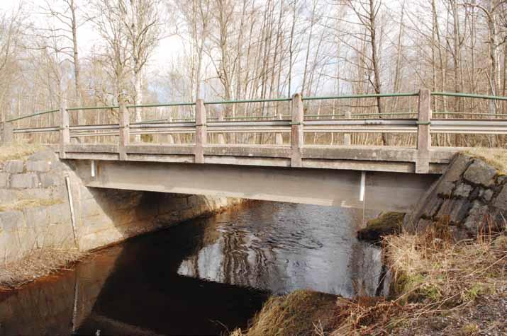 H 171 Bro över S:t Sigfridsån vid S:t Sigfrid Karaktäristiskt betongbroutseende från tidigt 1930-tal med den ursprungliga formen och känslan i synnerligen välbevarat skick.