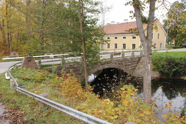 H 21 Bro över Storsjöns utlopp vid Edsbruk Bron över Storsjöns utlopp är skönt belägen och det stickbågiga stenvalvet harmonierar med resten av bruksmiljön.