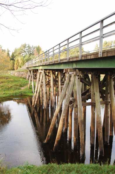 Foto: Kulturbyggnadsbyrån, Sven Olof Ahlberg En brointresserad trafikant förväntar sig knappast år 2007 att få uppleva en bro som denna kontinuerliga stålbalkbro över Emån vid Lilla Aby söder om
