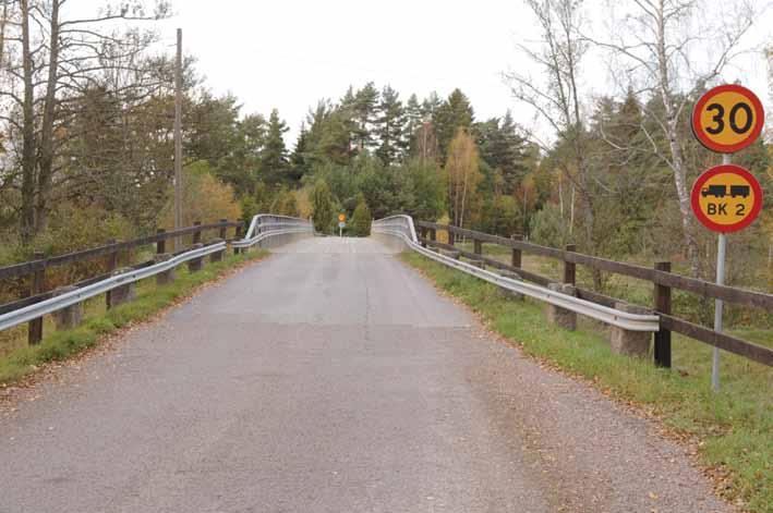 Broläget är upphöjt och den smala och ganska långa brobanan upplevs vid passage som trång.