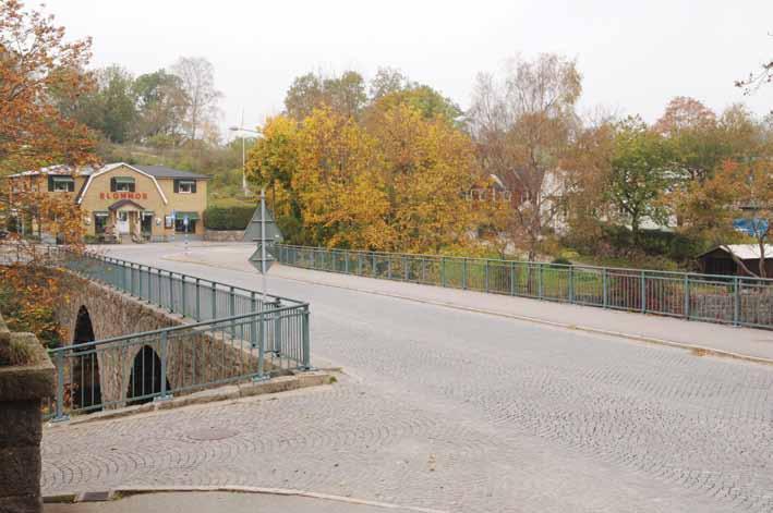 Den gatstensbelagda bron har med sina mörkgröna räcken en stadsbromässig karaktär som förstärks av det utmärkta och välexponerade läget mitt i tätorten.