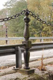 Ett av dessa är Södra bron vid Norje som uppfördes redan år 1700. Konstruktionen är en klassisk stenvalvbro med fyra spann byggd i delvis bearbetad natursten.