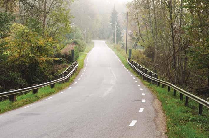 Stengardisterna och toppföljarna av gasrörstyp indikerar brotypen och varslar för den initierade trafikanten att bron är uppförd av natursten.
