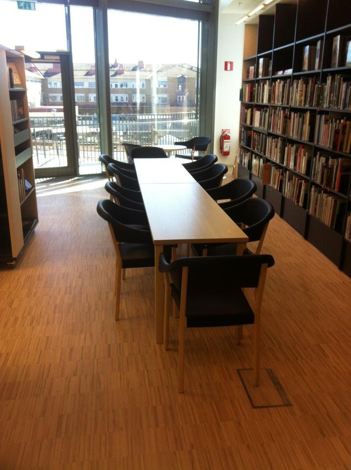 En annan variant av läs- och studiemiljö är den här som består av ett längre bord med 10 stolar runt om. Också den finns både på övre och nedre plan.