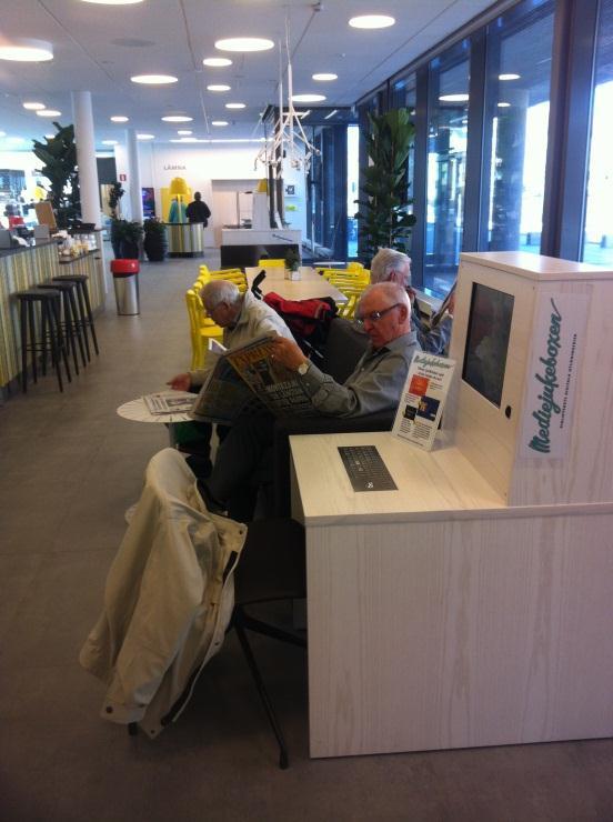 På övre plan finns tre små studierum varav ett är utrustat med dator.