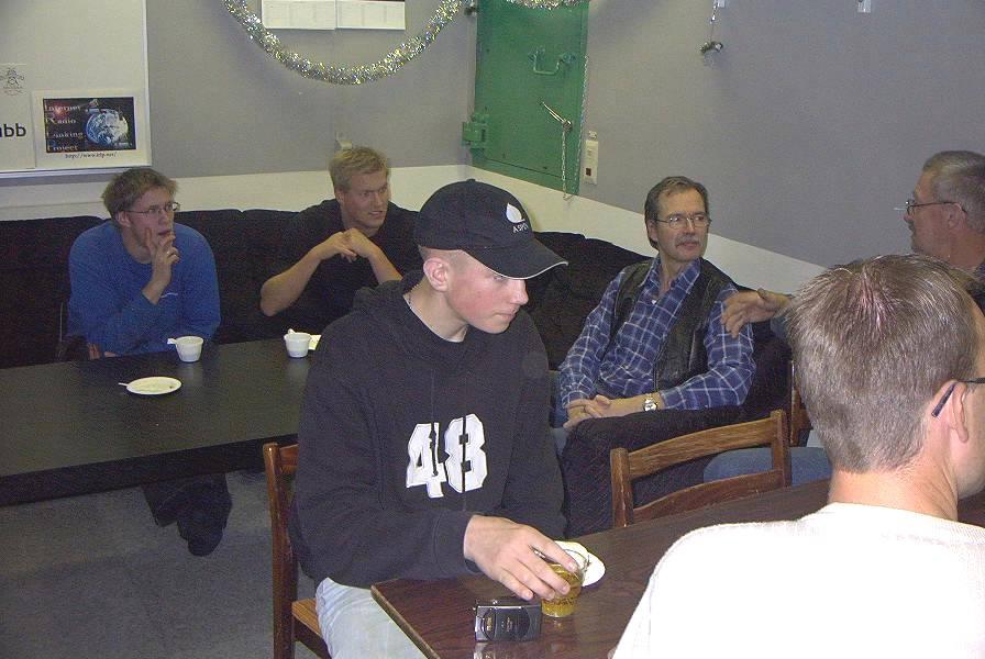 Studiebesök i Pentagon V I fick studiebesök från Vårgårda radioamatörer den 2 december 2003, med SM6VUL/Torbjörn i spetsen för en grupp av 5 personer.
