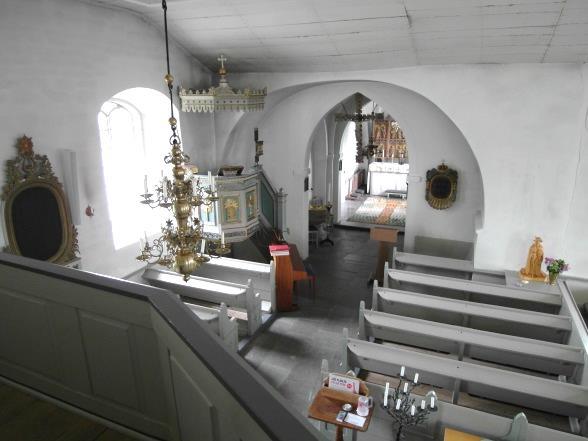 Kyrkan är uppförd av kalksten och gråsten och de vita fasaderna är spritputsade med omfattningar i slätputs. Takfallen och takryttaren är spåntäckta och rödtjärade.